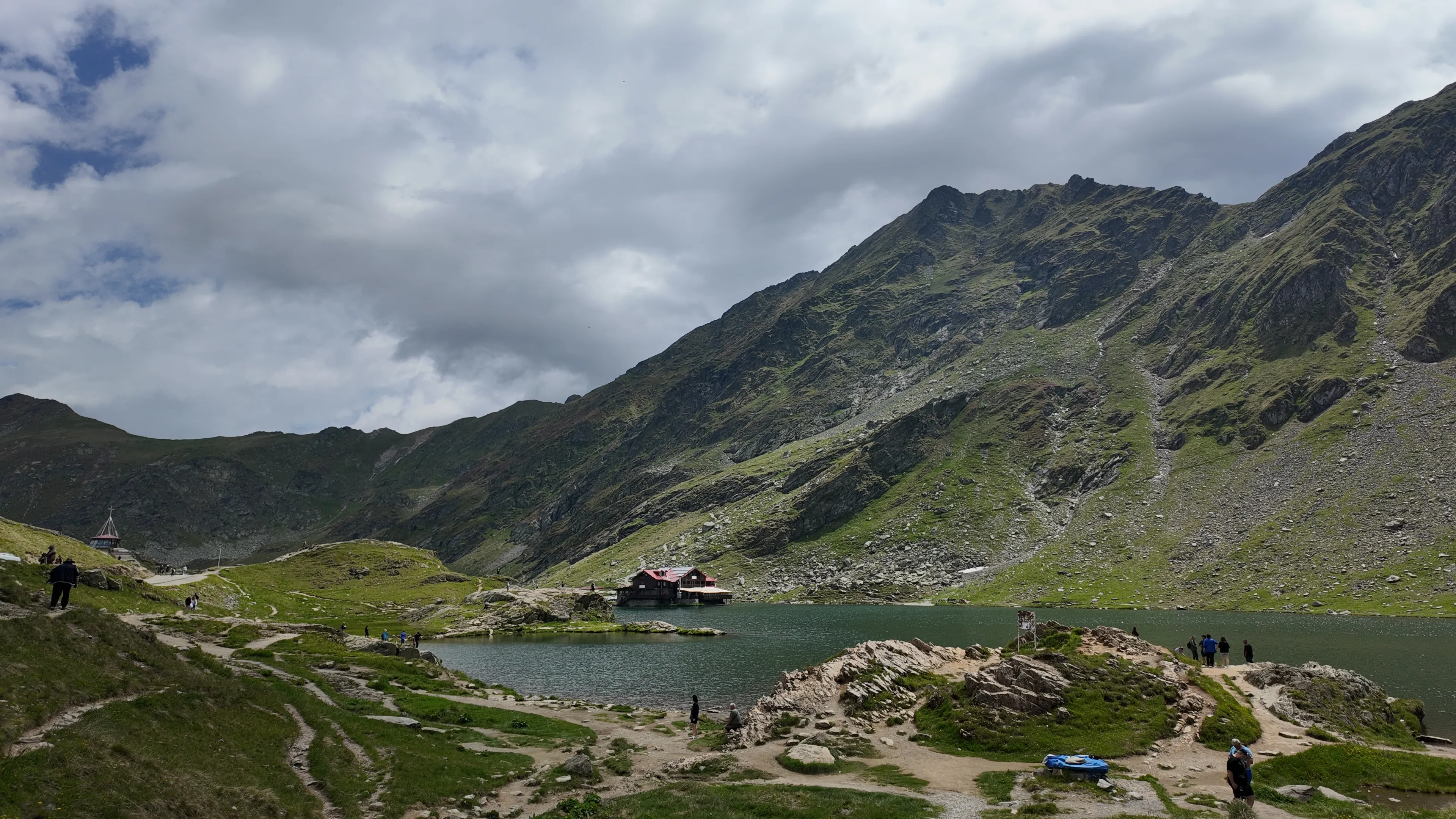 Groen dal met bergen in de Karpaten