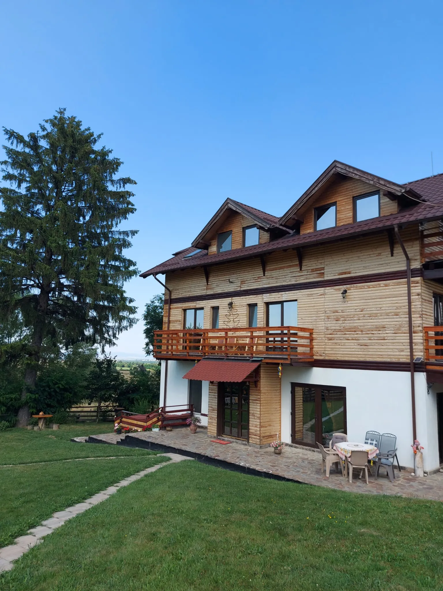 Gastvrije host die een verblijf verwelkomt in Bran